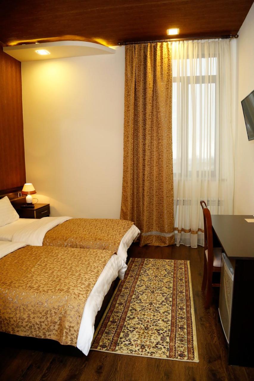 Tomu'S Hotel Gyumri ภายนอก รูปภาพ